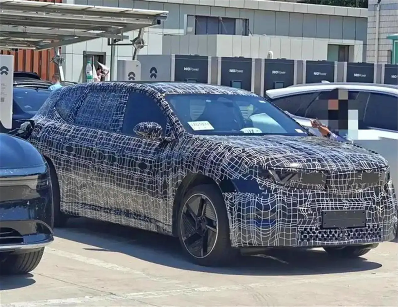 宝马全新iX3谍照曝光续航900公里国内版加长2026年上市